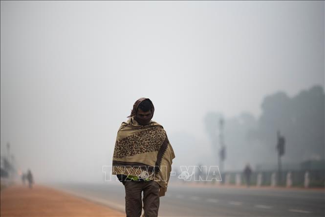 Trong ảnh: Giá rét và sương mù bao phủ tại thủ đô New Delhi, Ấn Độ ngày 28/12/2019. Ảnh: AFP/TTXVN