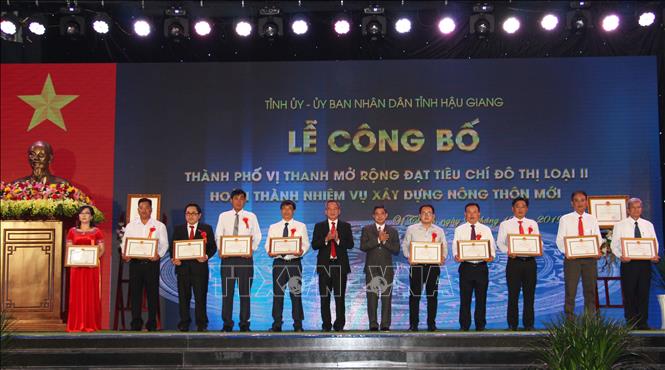Trong ảnh: Đại diện các tập thể nhận bằng khen của UBND tỉnh Hậu Giang. Ảnh: Hồng Thái - TTXVN