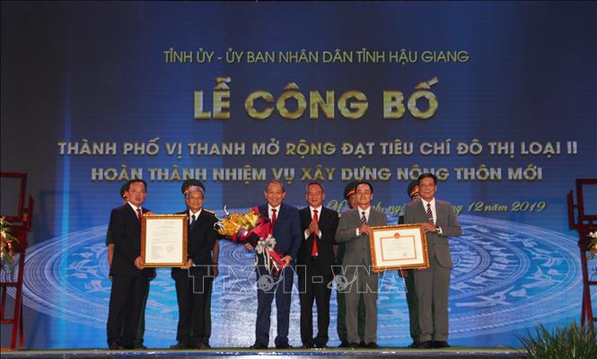 Trong ảnh: Đồng chí Trương Hòa Bình, Ủy viên Bộ Chính trị, Phó Thủ tướng Thường trực Chính phủ trao bảng công nhận thành phố Vị Thanh mở rộng đạt tiêu chí đô thị loại II và hoàn thành nhiệm vụ xây dựng nông thôn mới. Ảnh: Hồng Thái - TTXVN