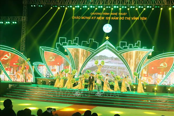 Trong ảnh: Tiết mục biểu diễn nghệ thuật  kỷ niệm 120 năm đô thị Vĩnh Yên. Ảnh Nguyễn Trọng Lịch-TTXVN