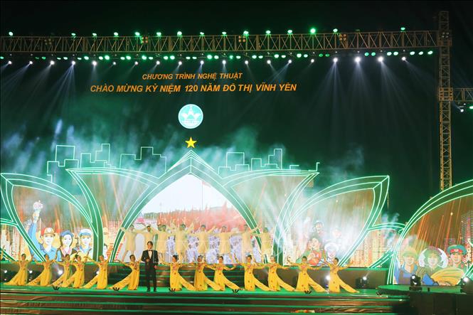 Trong ảnh: Tiết mục biểu diễn nghệ thuật  kỷ niệm 120 năm đô thị Vĩnh Yên. Ảnh Nguyễn Trọng Lịch-TTXVN
