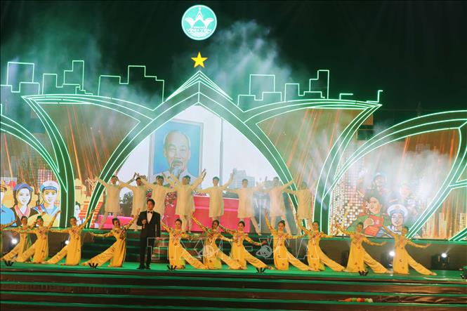 Trong ảnh: Tiết mục biểu diễn nghệ thuật  kỷ niệm 120 năm đô thị Vĩnh Yên. Ảnh Nguyễn Trọng Lịch-TTXVN