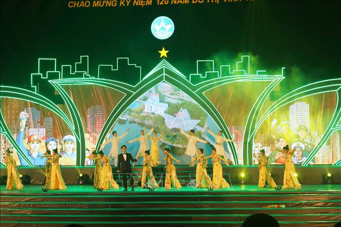 Trong ảnh: Tiết mục biểu diễn nghệ thuật  kỷ niệm 120 năm đô thị Vĩnh Yên. Ảnh Nguyễn Trọng Lịch-TTXVN