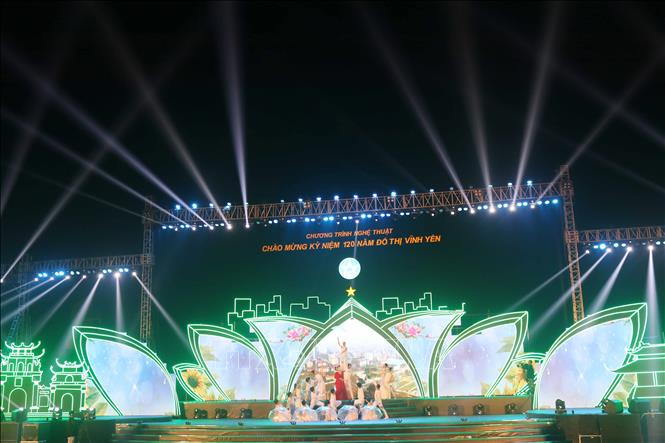Trong ảnh: Tiết mục biểu diễn nghệ thuật  kỷ niệm 120 năm đô thị Vĩnh Yên. Ảnh Nguyễn Trọng Lịch-TTXVN