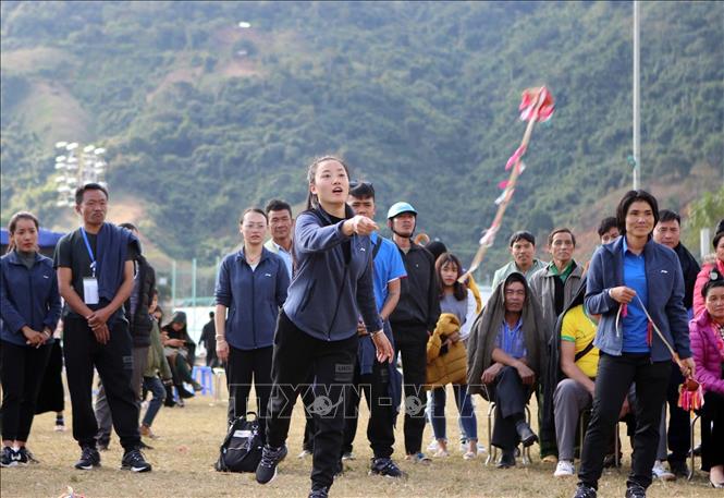 Photo: A competitor throws the ball. VNA Photo