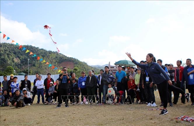 Photo: A competitor throws the ball. VNA Photo