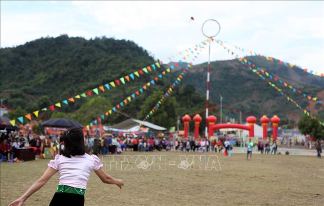 Photo: A competitor throws the ball. VNA Photo