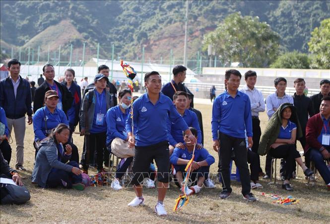 Photo: A competitor throws the ball. VNA Photo