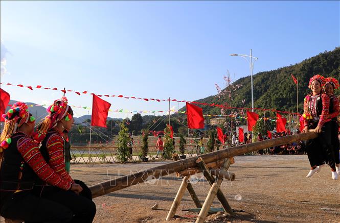 Photo: Women of ethnic groups at the festival. VNA Photo