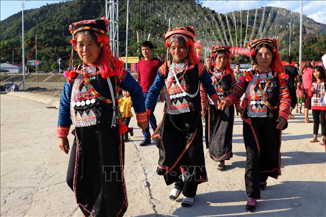 Photo: Women of ethnic groups at the festival. VNA Photo