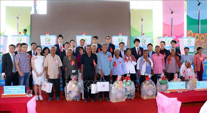 Trong ảnh: Lãnh đạo công ty Cổ phần năng lượng tái tạo Vĩnh Châu tặng quà gia đình chính sách tại lễ khởi công. Ảnh: Trung Hiếu-TTXVN
