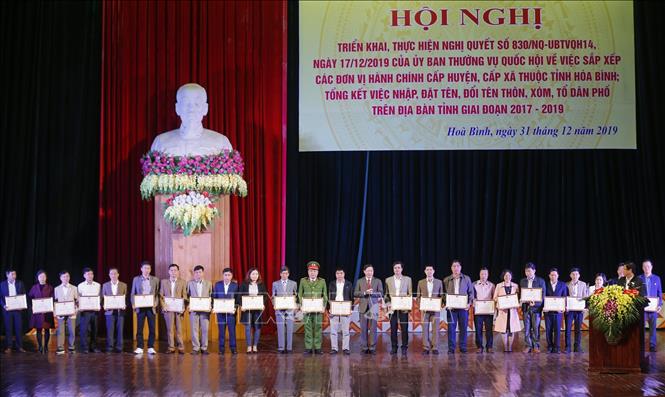 Trong ảnh: Các cá nhân có thành tích xuất sắc trong quá trình triển khai thực hiện nghị quyết, được trao tặng bằng khen của Chủ tịch UBND tỉnh Hòa Bình. Ảnh: Trọng Đạt - TTXVN
