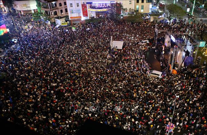 Hàng ngàn người dân và du khách xem chương trình biểu diễn nghệ thuật chào đón năm mới 2020. Ảnh: Hồ Cầu-TTXVN
