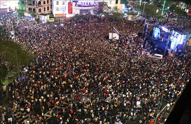 Hàng ngàn người dân và du khách xem chương trình biểu diễn nghệ thuật chào đón năm mới 2020. Ảnh: Hồ Cầu-TTXVN