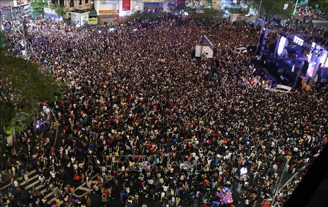 Hàng ngàn người dân và du khách xem chương trình biểu diễn nghệ thuật chào đón năm mới 2020. Ảnh: Hồ Cầu-TTXVN