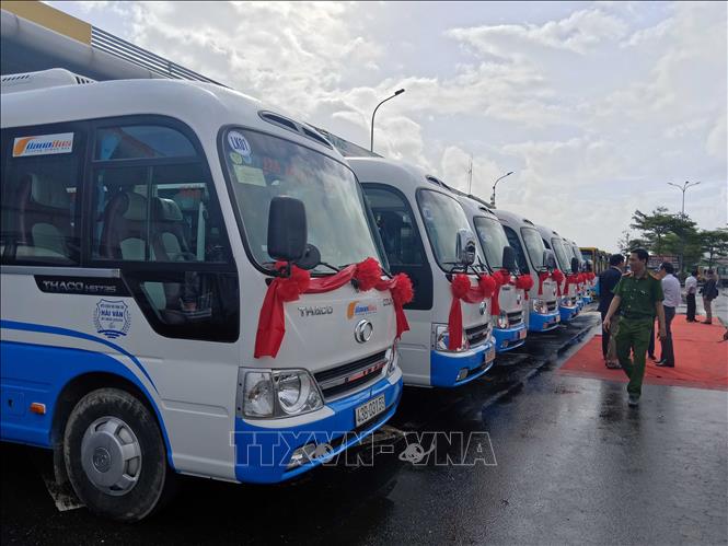 Trong ảnh: Xe buýt phục vụ tuyến Đà Nẵng – Huế và ngược lại. Ảnh:  Nguyễn Sơn - TTXVN