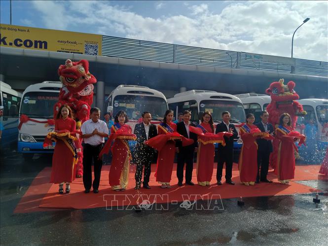 Trong ảnh: Các đại biểu cắt băng khai trương tuyến buýt Đà Nẵng – Huế và ngược lại. Ảnh: Nguyễn Sơn - TTXVN