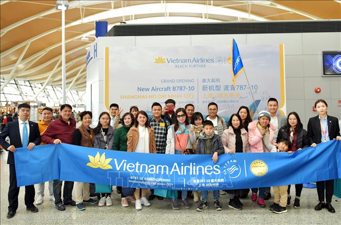 Trong ảnh: Chi nhánh Vietnam Airlines tại Thượng Hải (Trung Quốc) đón chào các hành khách đầu tiên sử dụng dịch vụ trên siêu tàu bay Boeing 787-10. Ảnh: Lương Anh Tuấn - TTXVN