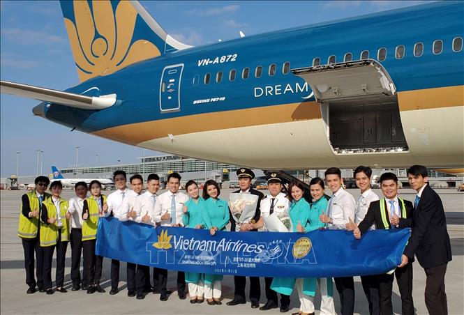 Trong ảnh: Chi nhánh Vietnam Airlines tại Thuợng Hải (Trung Quốc) chào đón tổ bay, tổ tiếp viên tại sân bay Phố Đông. Ảnh: Lương Anh Tuấn - TTXVN