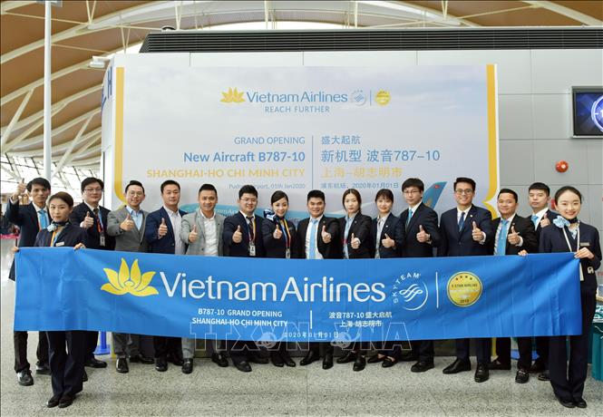Trong ảnh: Cán bộ và nhân viên khai thác của Vietnam Airlines tại lễ chào mừng chuyến bay của Boeing 787-10. Ảnh: Lương Anh Tuấn - TTXVN