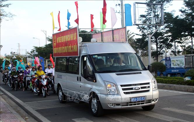 Trong ảnh: Lực lượng các Sở, ngành và Chi cục thuế của tỉnh Ninh Thuận ra quân tuyên truyền thu ngân sách năm 2020. Ảnh: Công Thử - TTXVN