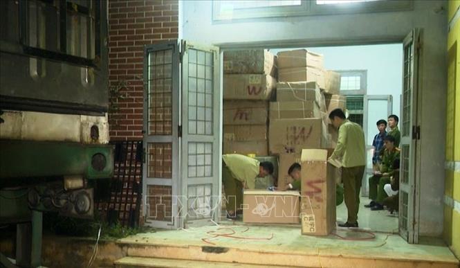 Trong ảnh: Lô hàng gồm hơn 25 nghìn khẩu súng nhựa nguy hiểm và nhiều đồ chơi trẻ em khác bị lực lượng chức năng tại Quảng Binh bắt giữ. Ảnh: Võ Dung -TTXVN