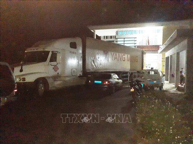Trong ảnh:  Phương tiện vận chuyển hàng lậu tại cơ quan chức năng. Ảnh: Võ Dung -TTXVN