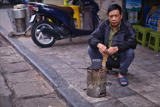 Trong ảnh: Nhiều hộ kinh doanh, người dân dẫu biết độc hại của việc sử dụng than tổ ong nhưng vẫn sử dụng. Ảnh: Minh Quyết - TTXVN