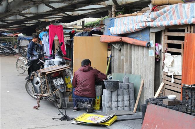 Trong ảnh: Mỗi ngày, người dân thủ đô tiêu thụ hơn 500 tấn than. Các chất ô nhiễm phát sinh từ quá trình đốt than tổ ong chủ yếu gây ra các bệnh về hô hấp, tim mạch và ảnh hưởng đến hệ tuần hoàn. Ảnh: Thành Đạt - TTXVN