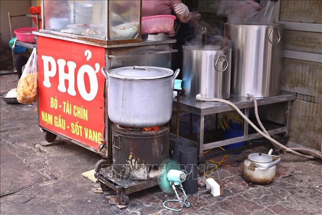 Trong ảnh: Các hộ kinh doanh cần sớm thay thế bếp than tổ ong bằng bếp từ, bếp điện nhằm giảm thiểu tình trạng ô nhiễm không khí như hiện nay. Ảnh: Minh Quyết - TTXVN