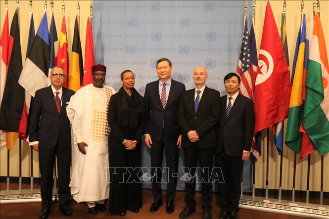 Photo: Ambassador Dang Dinh Quy, head of the Vietnamese Permanent Mission to the UN, poses for photo with other four new non-permanent members of the UNSC for the 2020-2021 tenure. VNA Photo: Khắc Hiếu