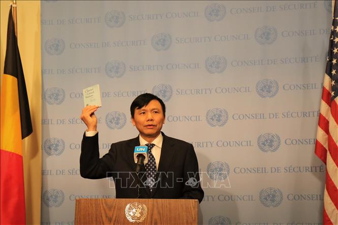 Photo: Ambassador Dang Dinh Quy, head of the Vietnamese Permanent Mission to the UN takes an oath with the UN Charter. VNA Photo: Khắc Hiếu 