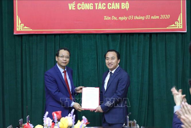 Trong ảnh: Phó Bí thư Tỉnh ủy, Chủ tịch HĐND tỉnh Bắc Ninh Nguyễn Quốc Chung (trái) trao Quyết định cho Bí thư huyện ủy Tiên Du Nguyễn Xuân Thanh. Ảnh: Thái Hùng-TTXVN