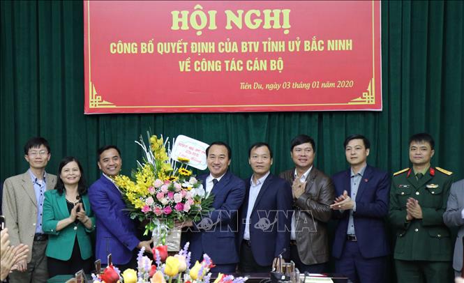 Trong ảnh: Lãnh đạo tỉnh tặng hoa chúc mừng Bí thư huyện ủy Nguyễn Xuân Thanh. Ảnh: Thái Hùng-TTXVN