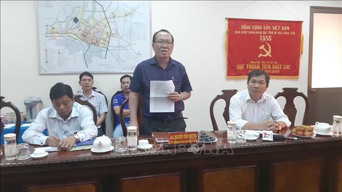 Trong ảnh: Ông Nguyễn Tiến Phương, Trưởng ban Tuyên giáo Thành ủy Bà Rịa, tỉnh Bà Rịa - Vũng Tàu thông tin về vụ việc. Ảnh: TTXVN