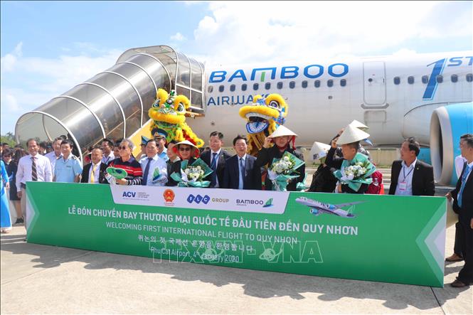 Trong ảnh: Lễ đón những hành khách đầu tiên đến từ Hàn Quốc bằng tuyến bay thẳng Cheongju - Phù Cát. Ảnh: Phạm Kha – TTXVN