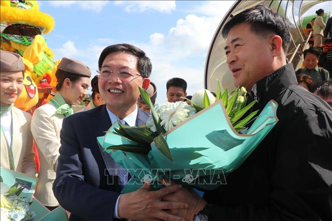 Trong ảnh: Chủ tịch UBND tỉnh Bình Định Hồ Quốc Dũng (trái) tặng hoa cho hành khách đầu tiên đến đến thành phố Quy Nhơn, Bình Định bằng đường bay thẳng Cheongju - Phù Cát. Ảnh: Phạm Kha – TTXVN