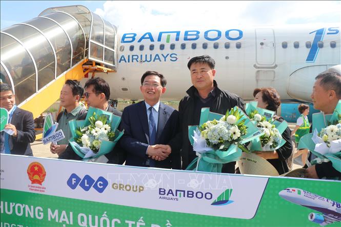 Trong ảnh: Lễ đón những hành khách đầu tiên đến từ Hàn Quốc bằng tuyến bay thẳng Cheongju - Phù Cát. Ảnh: Phạm Kha – TTXVN