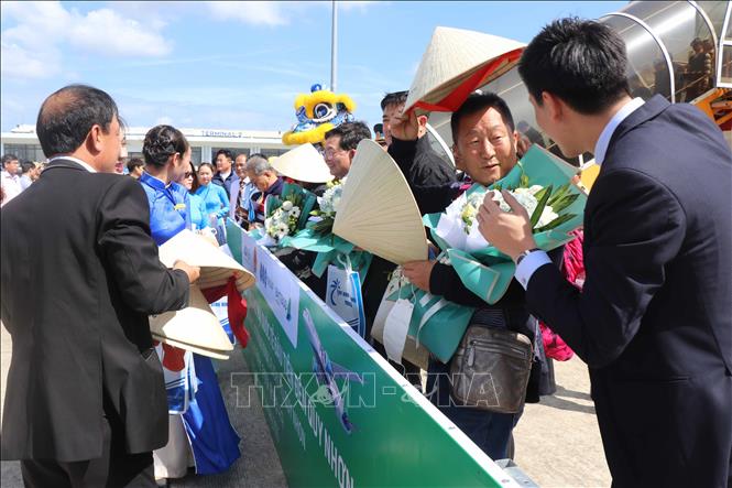 Trong ảnh: Lễ đón những hành khách đầu tiên đến từ Hàn Quốc bằng tuyến bay thẳng Cheongju - Phù Cát. Ảnh: Phạm Kha – TTXVN