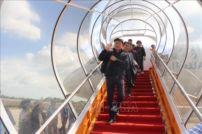 Trong ảnh: Hành khách Hàn Quốc đầu tiên đến thành phố Quy Nhơn, Bình Định bằng đường bay thẳng Cheongju - Phù Cát. Ảnh: Phạm Kha – TTXVN