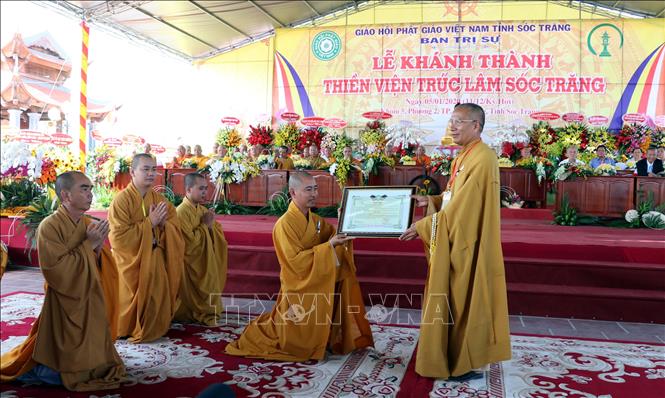 Trong ảnh: Trao Quyết định bổ nhiệm trụ trì Thiền viện Trúc Lâm Sóc Trăng cho Đại đức Thích Thiện Nguyện. Ảnh: Trung Hiếu - TTXVN