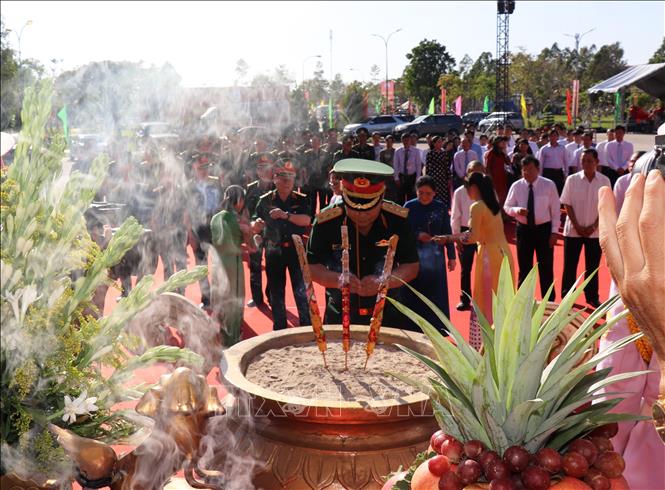 Trong ảnh: Thượng tướng Lê Chiêm, Thứ trưởng Bộ Quốc phòng và các đại biểu dâng hương tại Nhà truyền thống Khu di tích lịch sử chiến thắng Tua Hai. Ảnh: Lê Đức Hoảnh - TTXVN