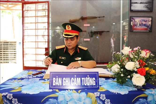 Trong ảnh: Thượng tướng Lê Chiêm, Thứ trưởng Bộ Quốc phòng ghi sổ cảm tưởng tại nhà truyền thống trong Khu di tích lịch sử chiến thắng Tua Hai. Ảnh: Lê Đức Hoảnh - TTXVN