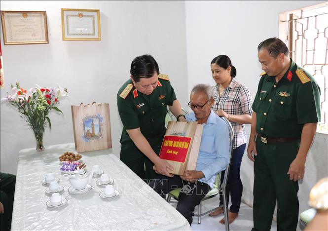 Trong ảnh: Thượng tướng Nguyễn Trọng Nghĩa, Phó Chủ nhiệm Tổng cục chính trị Quân đội Nhân dân Việt Nam thăm, tặng quà cán bộ cách mạng lão thành Nguyễn Quốc Danh tại Phường Ninh Sơn, Thành phố Tây Ninh. Ảnh: Lê Đức Hoảnh - TTXVN
