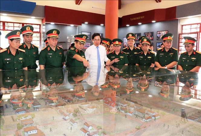 Trong ảnh: Thượng tướng Lê Chiêm, Thứ trưởng Bộ Quốc phòng; Bí thư Tỉnh ủy Tây Ninh Phạm Viết Thanh và các đại biểu tham quan mô hình trận địa chiến thắng Tua Hai ngày 26/1/1960. Ảnh: Lê Đức Hoảnh - TTXVN