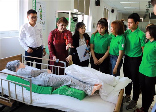 Trong ảnh: Chuyên gia Nhật Bản hướng dẫn sử dụng các thiết bị y tế hiện đại cho sinh viên trong phòng thực hành điều dưỡng tại trường Đại học Đông Á. Ảnh: Trần Lê Lâm - TTXVN
