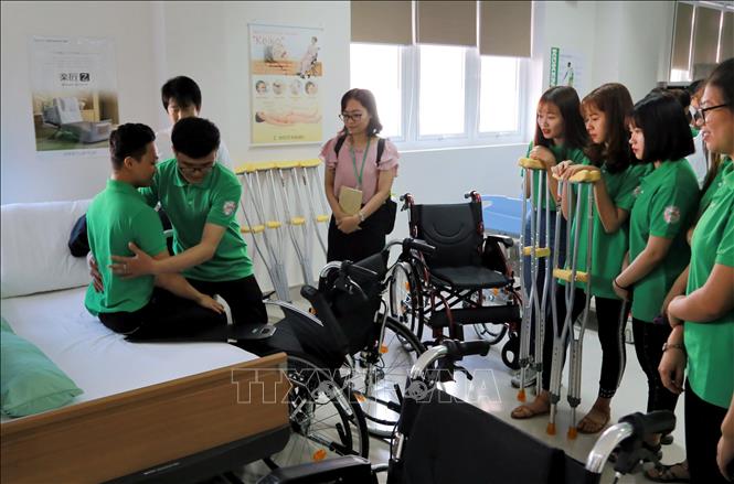 Trong ảnh: Hướng dẫn sử dụng các thiết bị y tế cho sinh viên tại phòng thực hành điều dưỡng Đại học Đông Á. Ảnh: Trần Lê Lâm - TTXVN