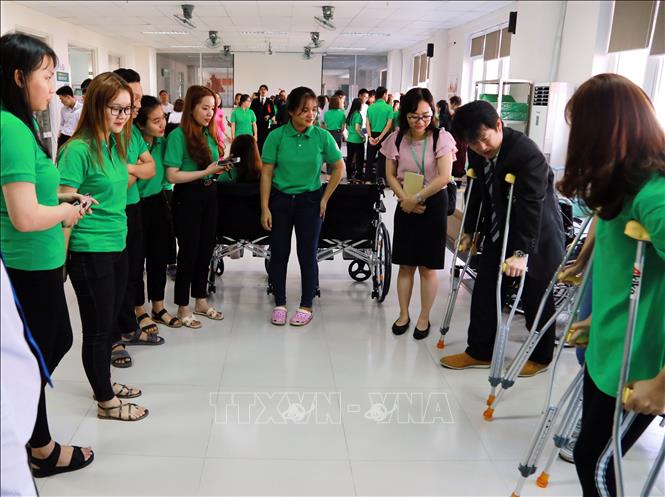 Trong ảnh: Chuyên gia Nhật Bản hướng dẫn sử dụng các thiết bị y tế cho sinh viên tại phòng thực hành điều dưỡng Đại học Đông Á. Ảnh: Trần Lê Lâm - TTXVN