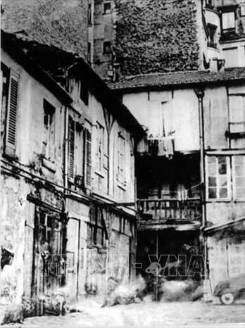 Tháng 7/1920, đồng chí Nguyễn Ái Quốc (tên của Bác Hồ trong thời gian hoạt động ở Pháp) đã đọc bản “Sơ thảo lần thứ nhất những Luận cương về vấn đề dân tộc và vấn đề thuộc địa” của V.I.Lenin đăng trên báo L’Humanité (Nhân Đạo) của Đảng Xã hội Pháp. Qua Luận cương, Người đã tìm thấy con đường giải phóng dân tộc đúng đắn. Trong ảnh: Ngôi nhà số 9, ngõ Compoint, nơi ở của đồng chí Nguyễn Ái Quốc tại Paris trong thời gian hoạt động tại Pháp. Ảnh: Tư liệu/TTXVN phát