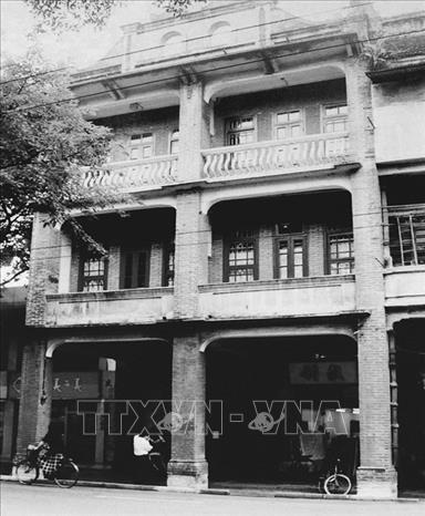 Tháng 6/1925, tại Quảng Châu (Trung Quốc), đồng chí Nguyễn Ái Quốc thành lập Hội Việt Nam Cách mạng Thanh niên, mở lớp Huấn luyện chính trị, ra Báo Thanh niên, truyền giảng cho đội ngũ cán bộ cốt cán đầu tiên của Việt Nam những nội dung cơ bản của học thuyết Marx-Lenin, để chuẩn bị cho sự ra đời một chính Đảng vô sản kiểu mới ở Việt Nam. Trong ảnh: Ngôi nhà số 13/1, nay là số 248-250, đường Văn Minh, thành phố Quảng Châu, Trung Quốc, trụ sở của Hội Việt Nam Cách mạng Thanh niên, nơi đồng chí Nguyễn Ái Quốc mở các lớp huấn luyện đào tạo cán bộ cho cách mạng Việt Nam từ năm 1925 - 1927. Ảnh: Tư liệu/TTXVN phát